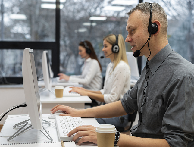 Multilingual Customer Experience Center vs. Traditional Support: Pros and Cons
