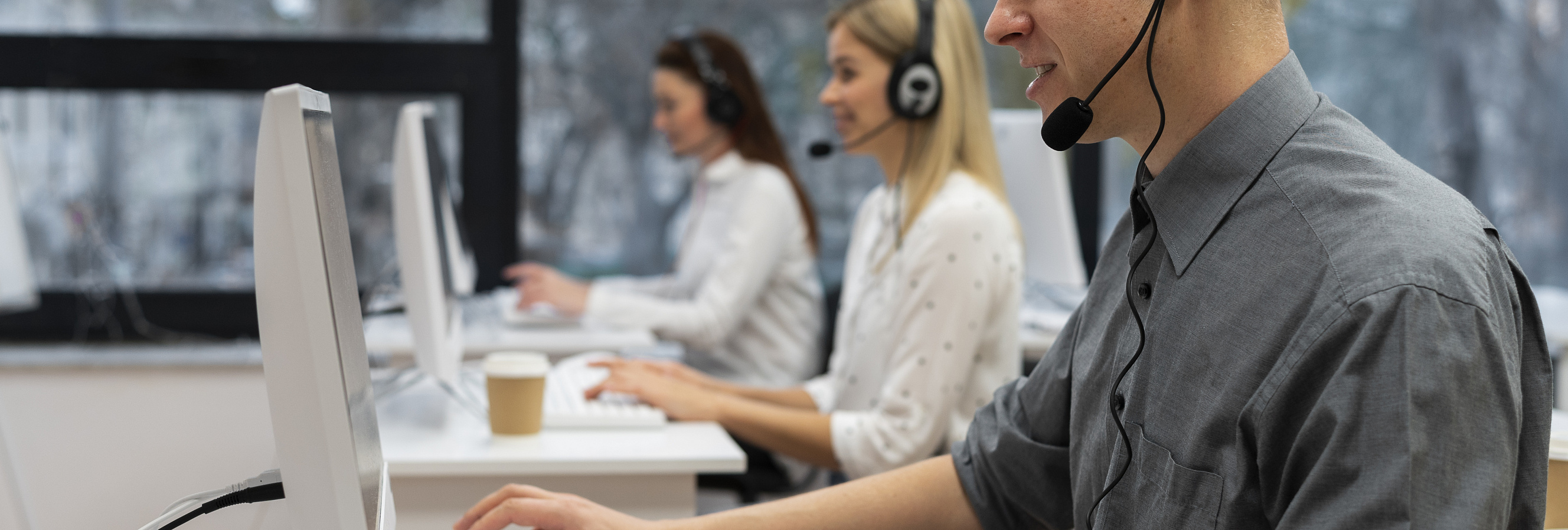 Multilingual Customer Experience Center vs. Traditional Support: Pros and Cons
